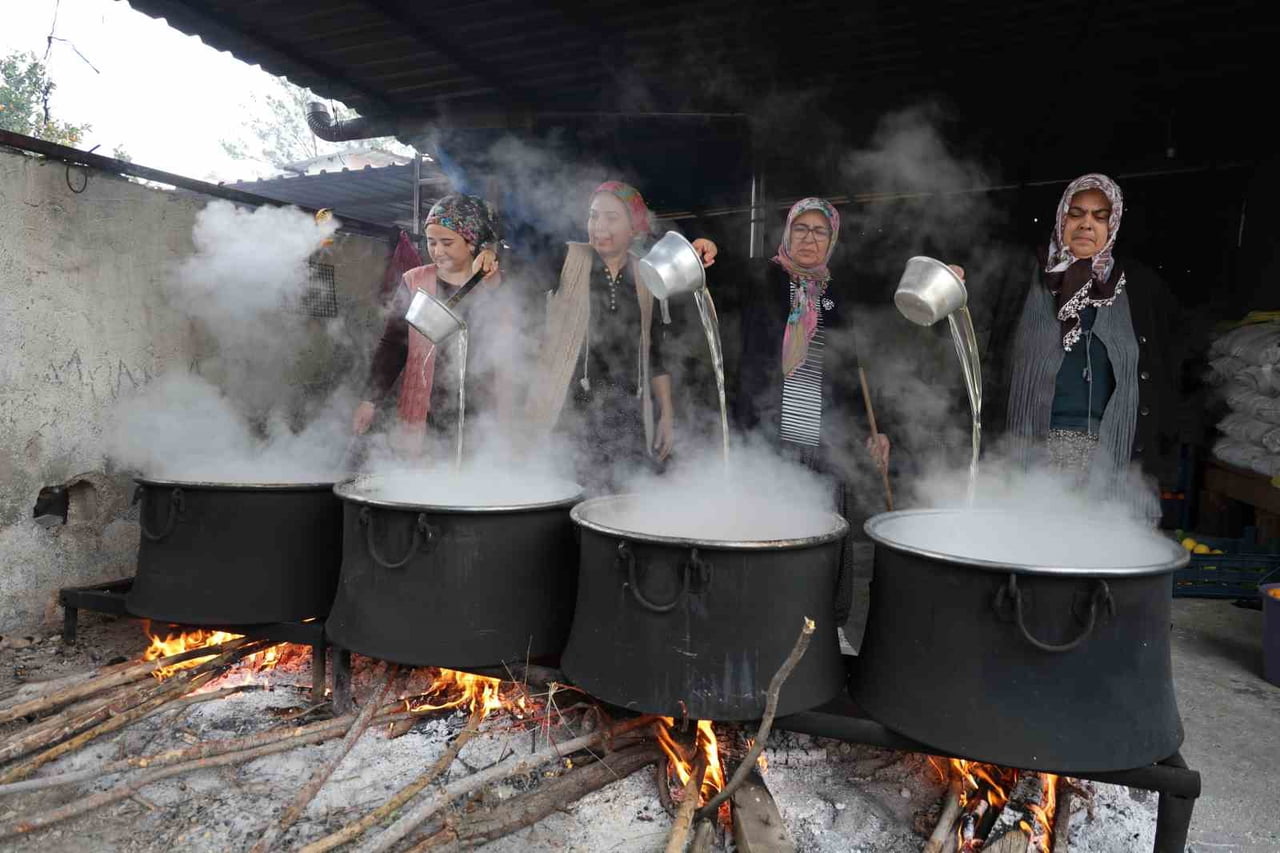 ADANA’NIN BİRÇOK NOKTASINDA BULUNAN VE İLE GELEN ZİYARETÇİLERİN İLK BAKIŞTA PORTAKAL SANDIĞI ANCAK...