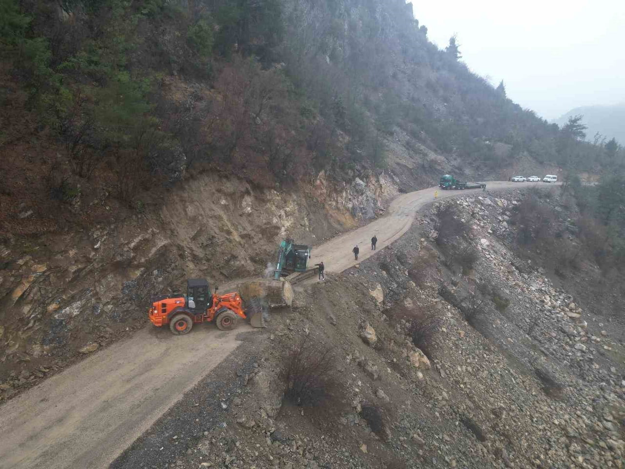 ADANA’NIN FEKE İLÇESİNDE FEKE TAPAN GRUP YOLUNA DÜŞEN BÜYÜK KAYA PARÇASI İŞ MAKİLERİ İLE...