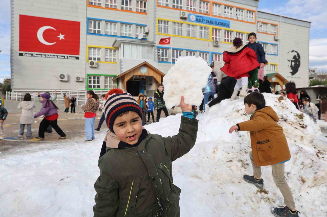ADANA’NIN KOZAN İLÇESİNDE YARIYIL TATİLİ ÖNCESİ ÖĞRENCİLER İÇİN UNUTULMAZ BİR HEDİYE...