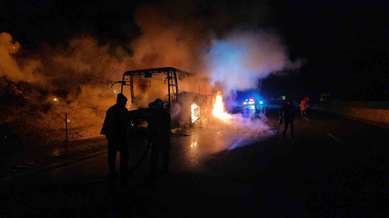 ADANA’NIN POZANTI İLÇESİNDE İÇERİSİNDE 39 YOLCUSU BULUNAN OTOBÜS ALEV ALEV YANDI. ADANA VE...
