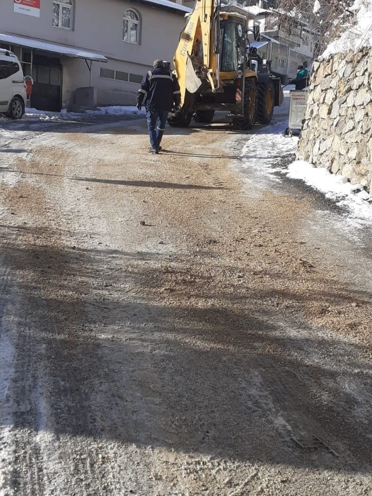 ADANA’NIN SAİMBEYLİ İLÇESİNDE ETKİLİ OLAN KAR YAĞIŞININ ARDINDAN BELEDİYE EKİPLERİ KARLA MÜCADELE...