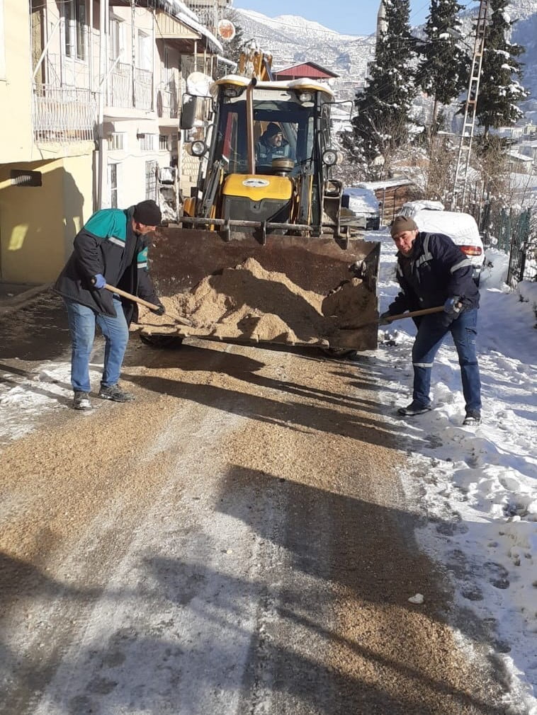 ADANA’NIN SAİMBEYLİ İLÇESİNDE ETKİLİ OLAN KAR YAĞIŞININ ARDINDAN BELEDİYE EKİPLERİ KARLA MÜCADELE...