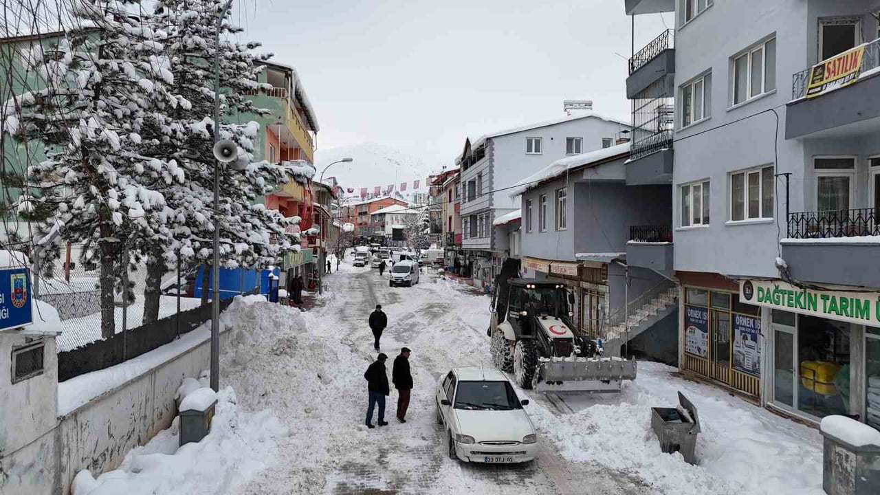 ADANA’NIN TUFANBEYLİ İLÇESİ, PERŞEMBE GÜNÜ BAŞLAYAN VE İKİ GÜN BOYUNCA ARALIKSIZ DEVAM EDEN KAR...