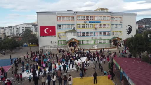 Adanalı öğrencilerin kamyonla gelen kar mutluluğu