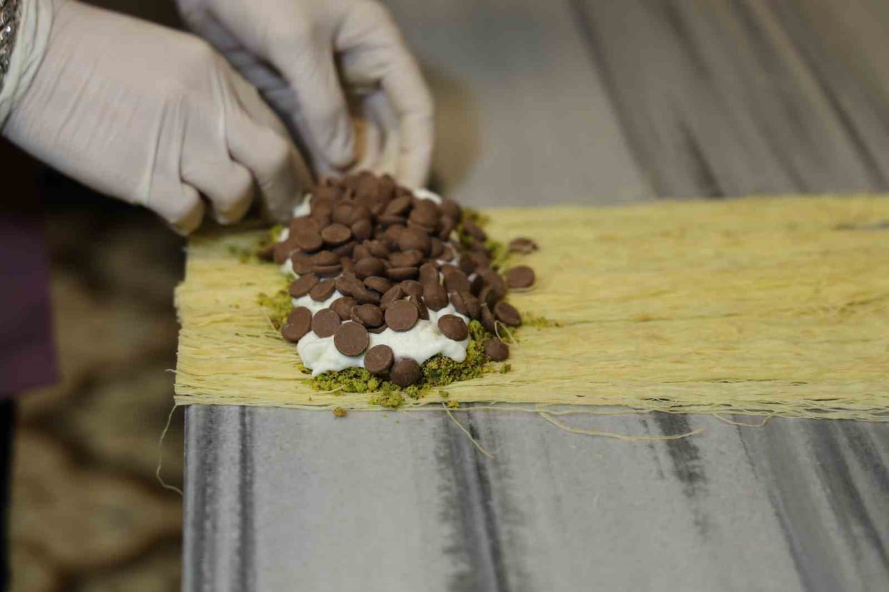 ADANALI TATLICI, KLASİK KADAYIFA YENİ BİR YORUM GETİREREK "ÇİKOLATALI SARMA KADAYIF" HAZIRLADI....