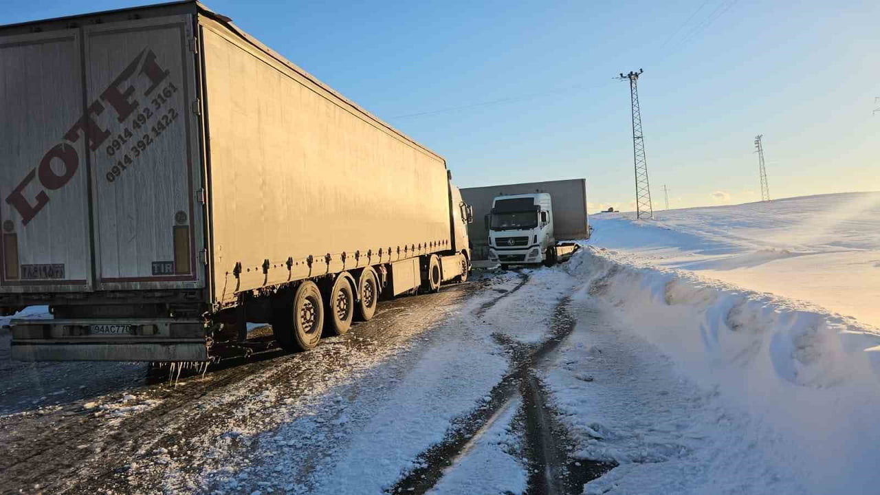 ADİLCEVAZ’DA BUZLANAN YOLDA KAYAN TIR YOLU KAPATTI