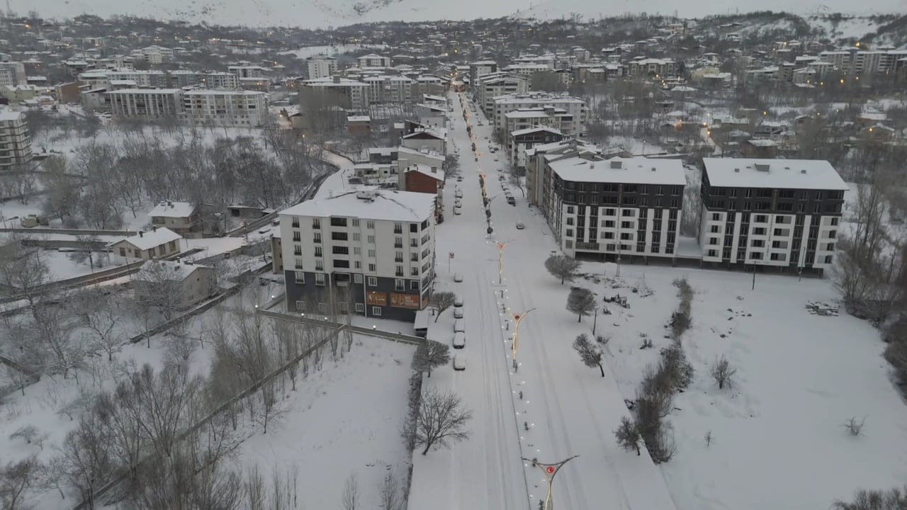 ADİLCEVAZ İLÇESİNDE KAR YAĞIŞI ETKİLİ OLDU