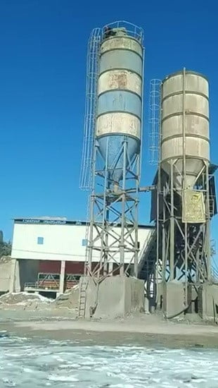 ADIYAMAN’DA, BİR İŞÇİ PARASINI ALAMADIĞINI İDDİA EDEREK ÇİMENTO SİLOSUNUN ÜZERİNE ÇIKARAK EYLEM...