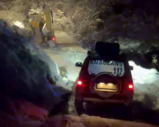 ADIYAMAN’DA İL ÖZEL İDARE EKİPLERİ, KAR YAĞIŞINDAN DOLAYI YOLLARI KAPANAN KÖYLERDEKİ HASTA VE...