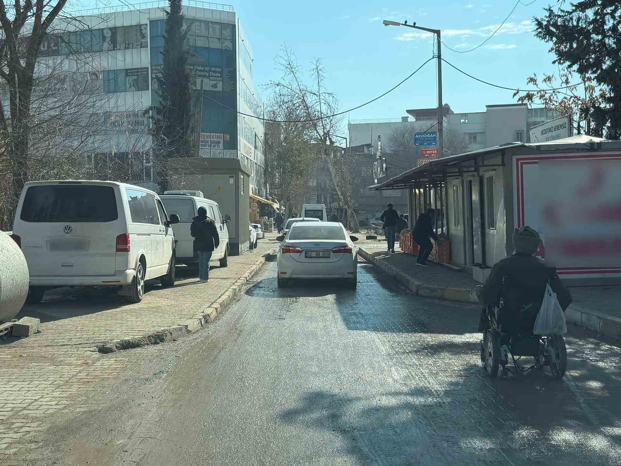 ADIYAMAN’DA, KALDIRIM ÜZERİNE PARK EDİLEN ARAÇLARDAN DOLAYI ENGELLİ VATANDAŞLAR, ARAÇLARIN...