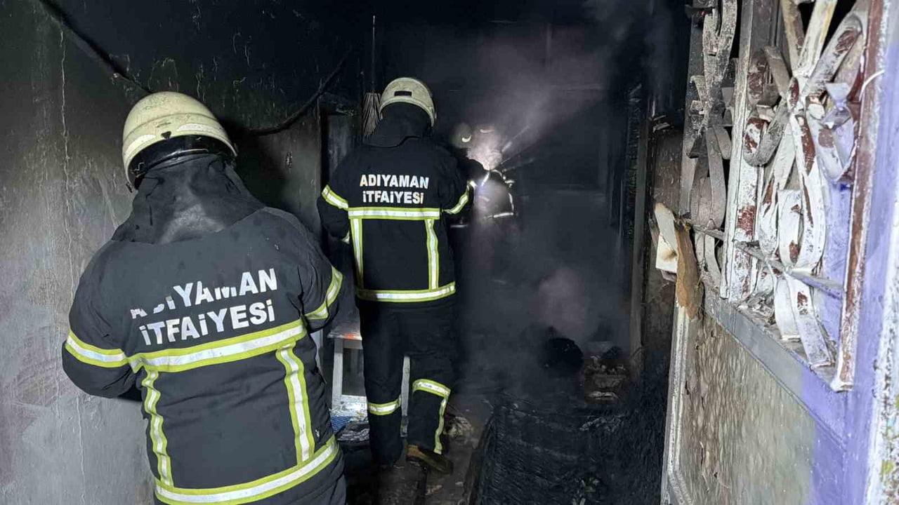 ADIYAMAN’DA METRUK BİR EVDE YALNIZ BAŞINA YAŞAYAN ŞAHSIN ISINMAK İÇİN YAKTIĞI SOBA EVİ ALEV TOPUNA...