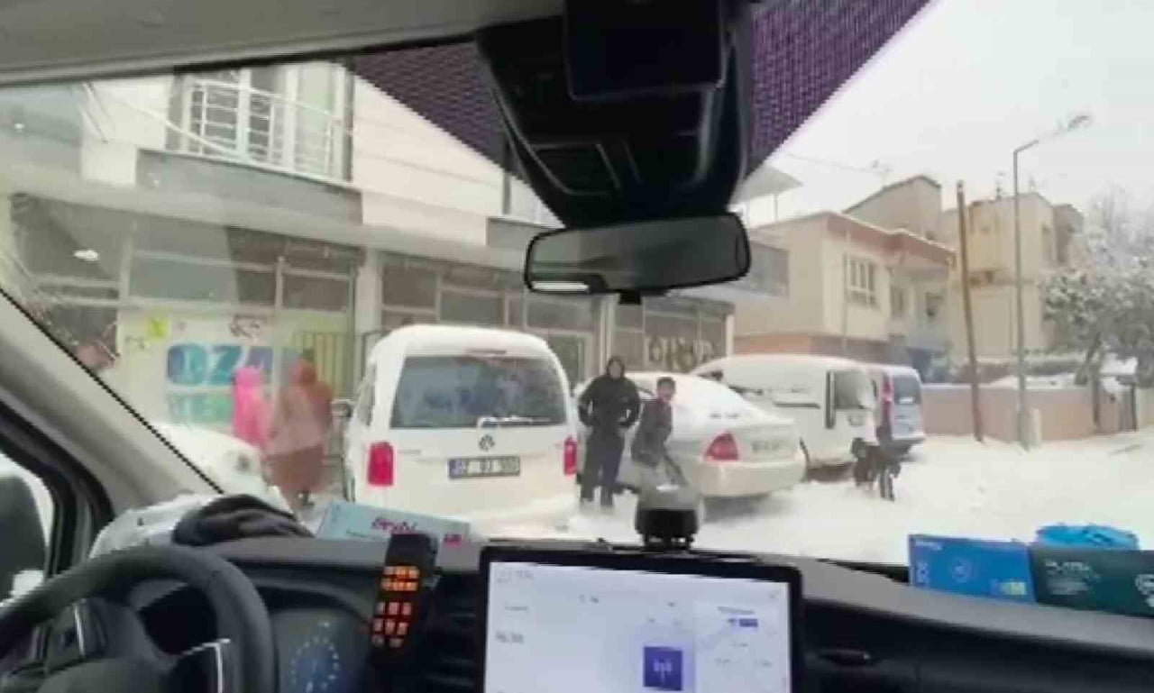 ADIYAMAN’DA, VAKADAN DÖNEN SAĞLIK PERSONELLERİ İLE ÇOCUKLARIN KAR TOPU SAVAŞI YÜZLERİ...