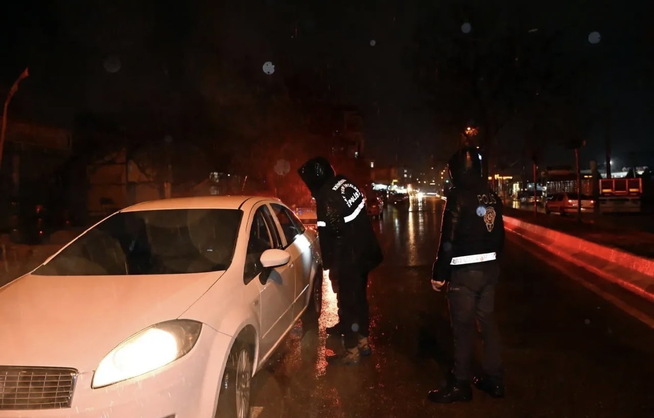 ADIYAMAN İL EMNİYET MÜDÜRLÜĞÜ EKİPLERİNCE “HUZURLU SOKAKLAR” UYGULAMASI...