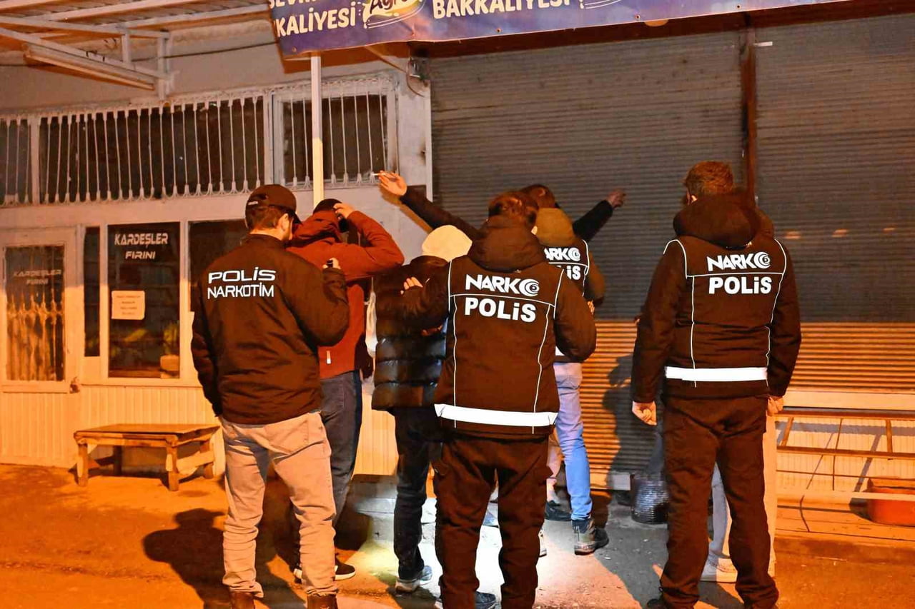 ADIYAMAN İL EMNİYET MÜDÜRLÜĞÜNE BAĞLI NARKOTİK SUÇLARLA MÜCADELEDE ŞUBE MÜDÜRLÜĞÜ EKİPLERİNCE ŞOK...