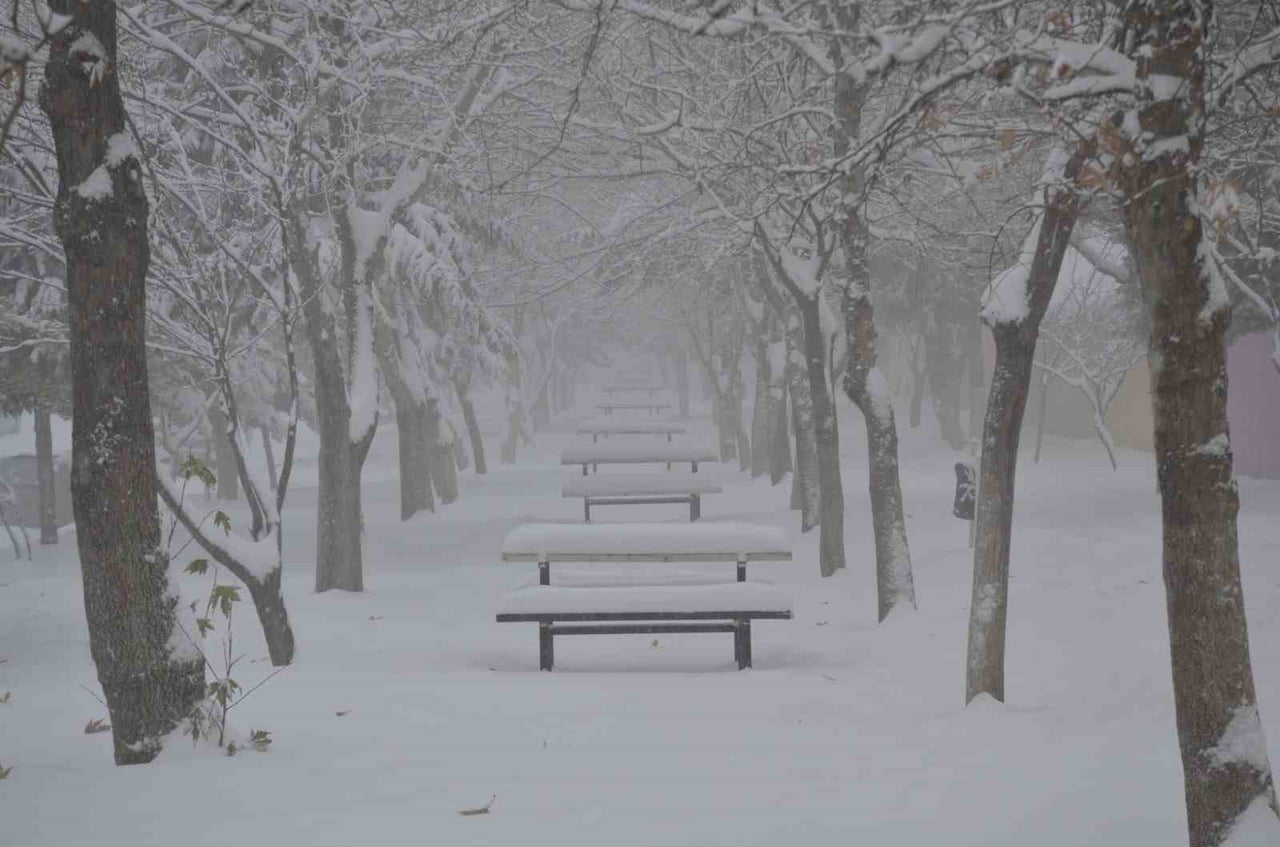 ADIYAMAN’IN BESNİ İLÇESİNDE İKİ GÜNDÜR ETKİSİNİ SÜRDÜREN KAR YAĞIŞI, İLÇE GENELİNDE KARTPOSTALLIK...