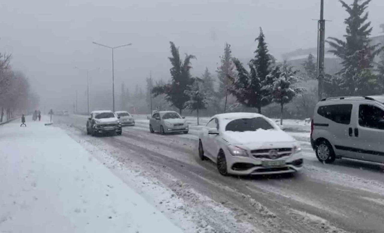 ADIYAMAN’IN BESNİ İLÇESİNDE SABAH SAATLERİNDE ETKİLİ OLAN KAR YAĞIŞI HAYATI OLUMSUZ...