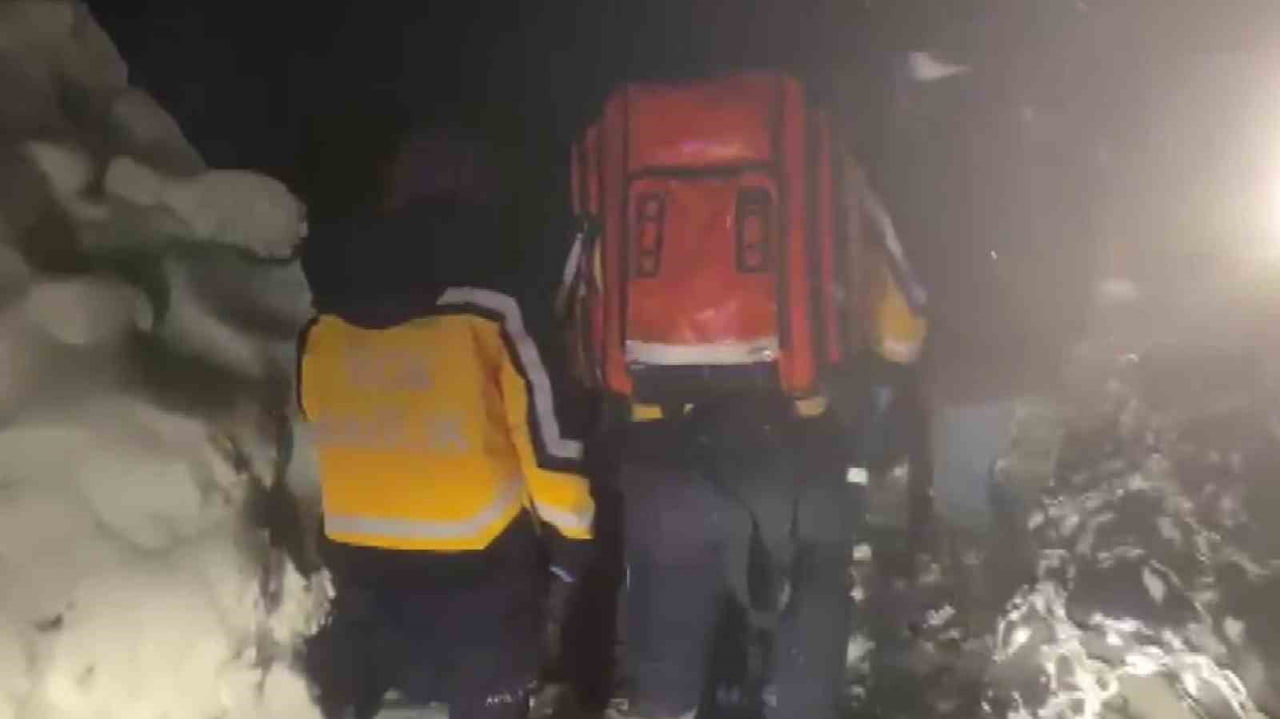 ADIYAMAN’IN ÇELİKHAN İLÇESİNDE HASTA OLAN YAŞLI KADINA ULAŞMAK İÇİN EKİPLER SEFERBER...