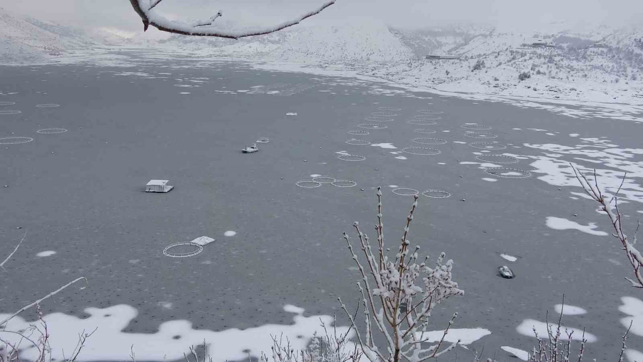 ADIYAMAN’IN ÇELİKHAN İLÇESİNDE YÜZEN ADALARIN YER ALDIĞI ÇAT BARAJININ YÜZEYİ DONDURUCU SOĞUK...
