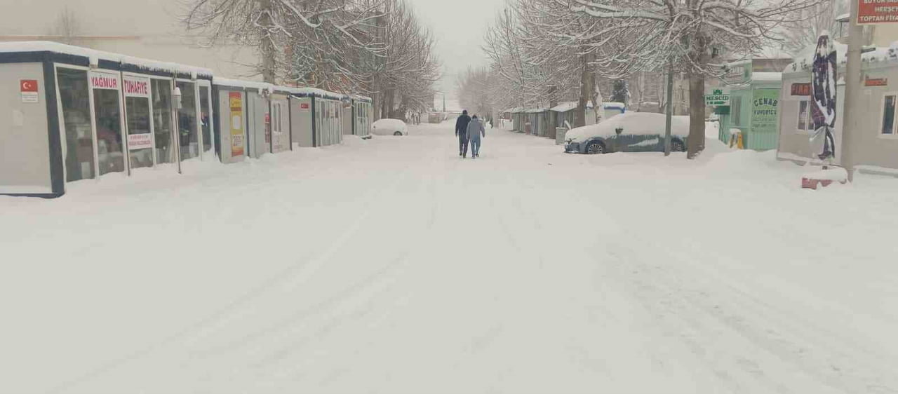 ADIYAMAN’IN GÖLBAŞI İLÇESİNDE ETKİLİ OLAN YOĞUN KAR YAĞIŞI HAYATI OLUMSUZ ETKİLEDİ.