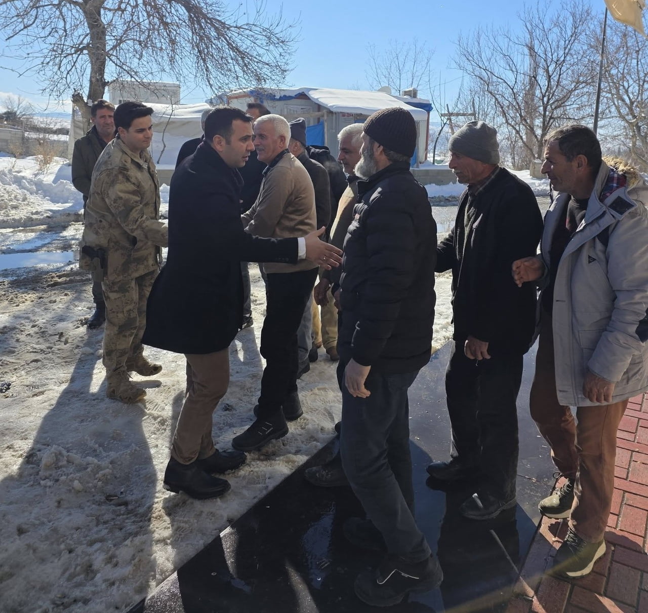 ADIYAMAN’IN GÖLBAŞI KAYMAKAMI KADİR ALGIN, HARMANLI BELDE BELEDİYE BAŞKANI ALİ AZIK’I MAKAMINDA...