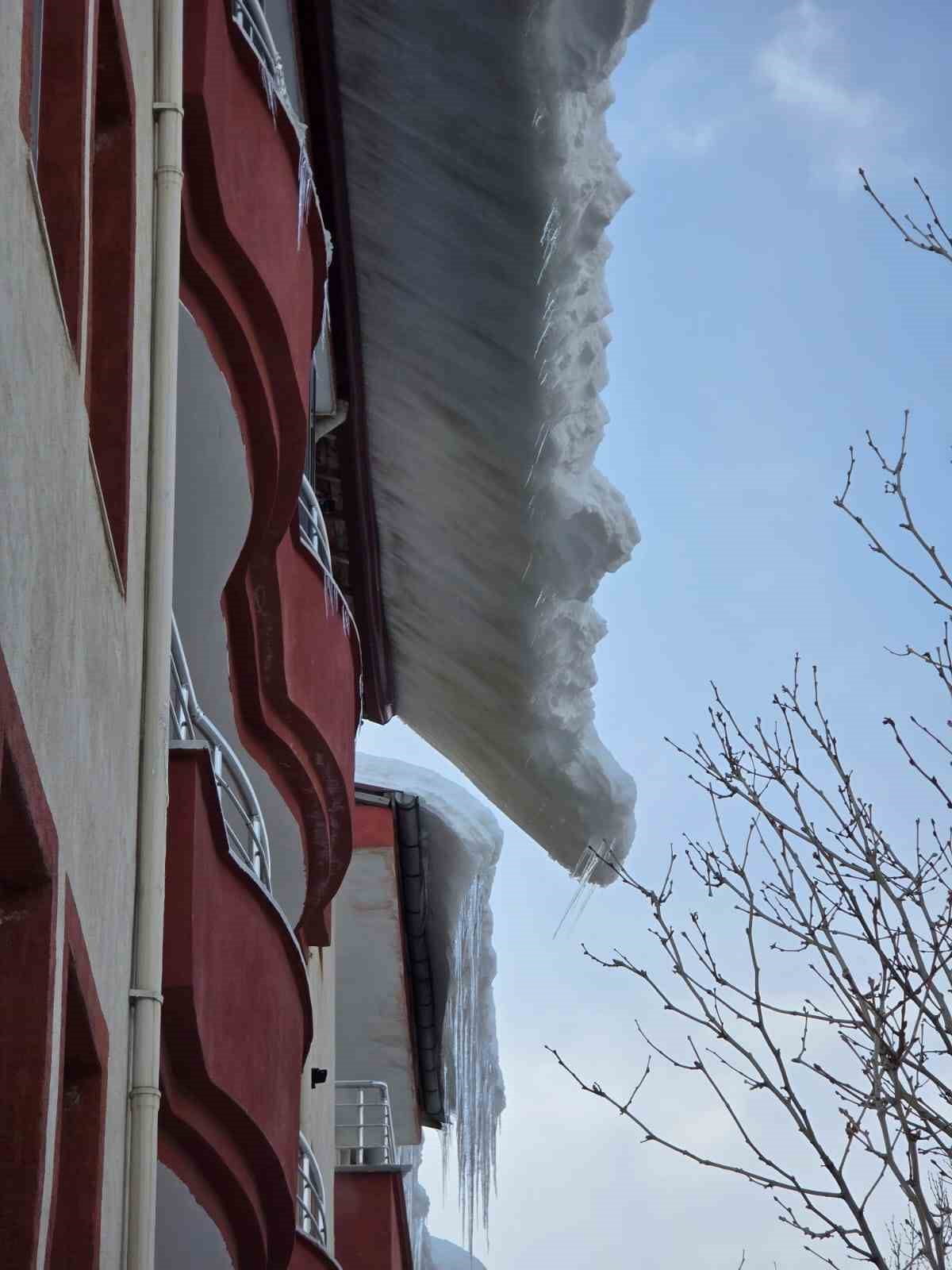 ADIYAMAN’IN SİNCİK İLÇESİNDE BİNALARIN ÇATILARINDA BİRİKEN KAR KÜTLELERİ VE BUZ SARKITLARI TEHLİKE...