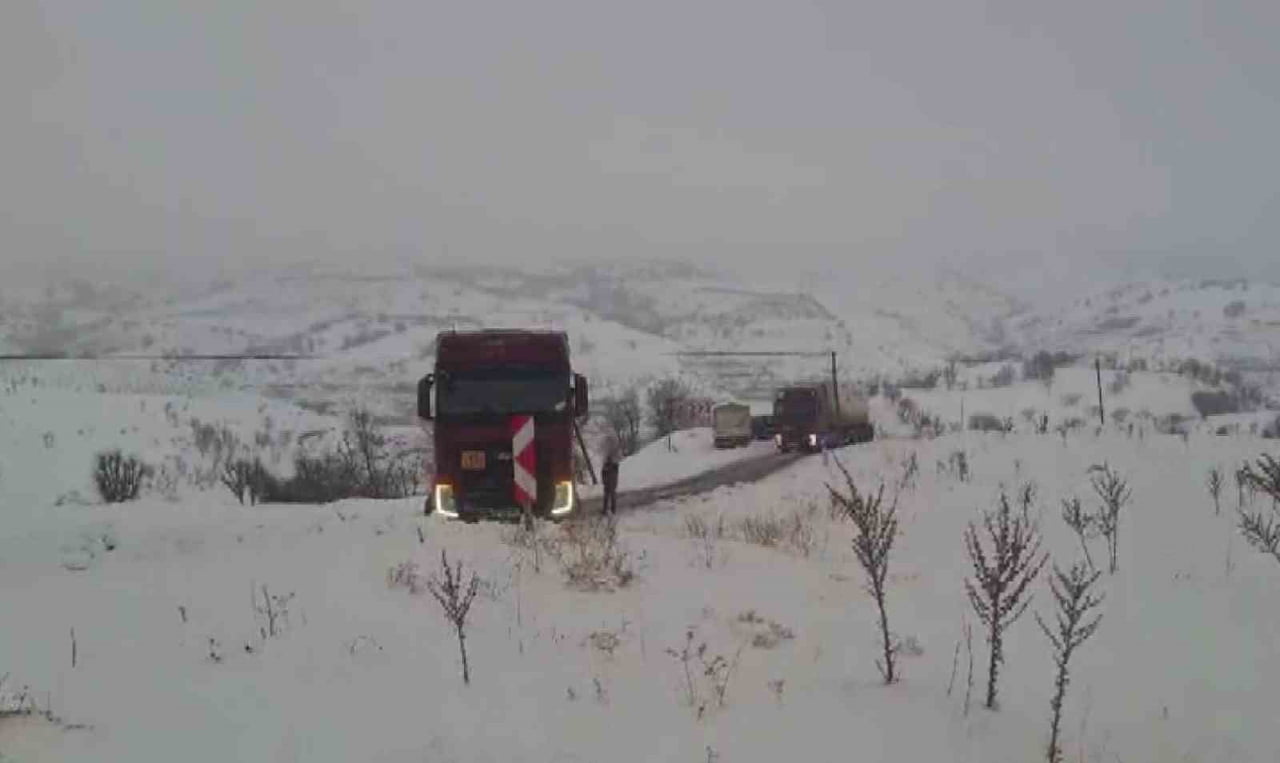 ADIYAMAN’IN SİNCİK İLÇESİNDE YOĞUN KAR YAĞIŞINDAN DOLAYI BİR ÇOK ARAÇ YOLDA MAHSUR...