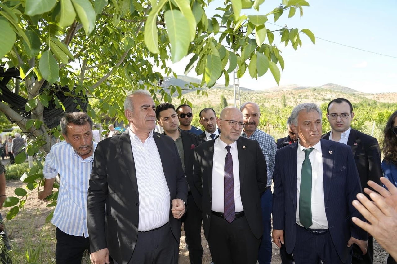 ADIYAMAN’IN TUT VE GÖLBAŞI İLÇESİNDE DON ZARARINDAN ETKİLENEN ÜRETİCİLERE NEFES OLACAK DESTEK...