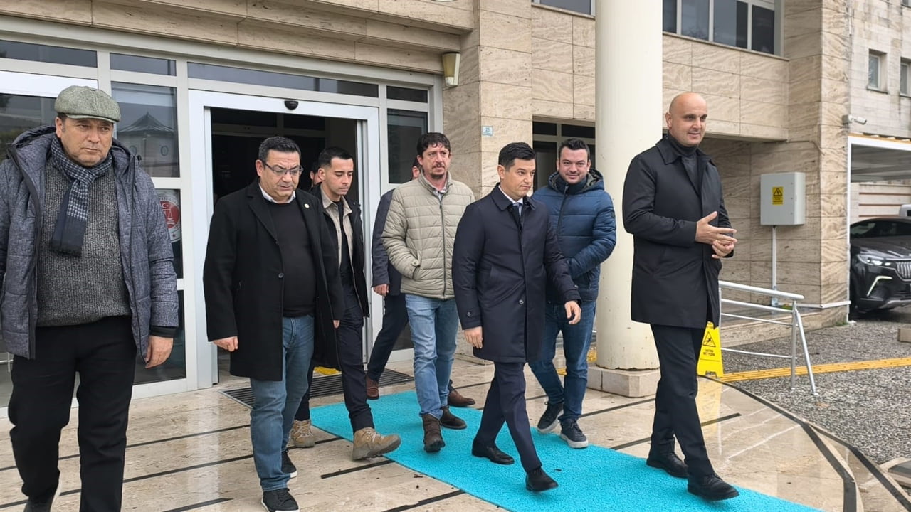 ADLİYE ÇIKIŞINDA BASIN MENSUPLARININ SORULARINI YANITSIZ BIRAKAN MARMARİS BELEDİYE BAŞKANI ACAR...