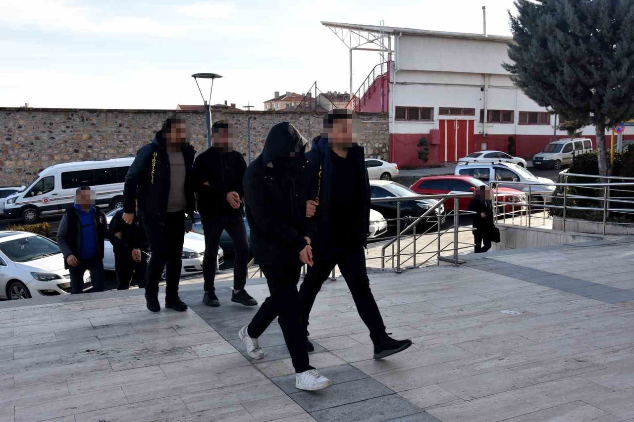 ADLİYEYE SEVK EDİLEN 11 ŞÜPHELİDEN 6’SI TUTUKLANARAK CEZAEVİNE GÖNDERİLDİ.