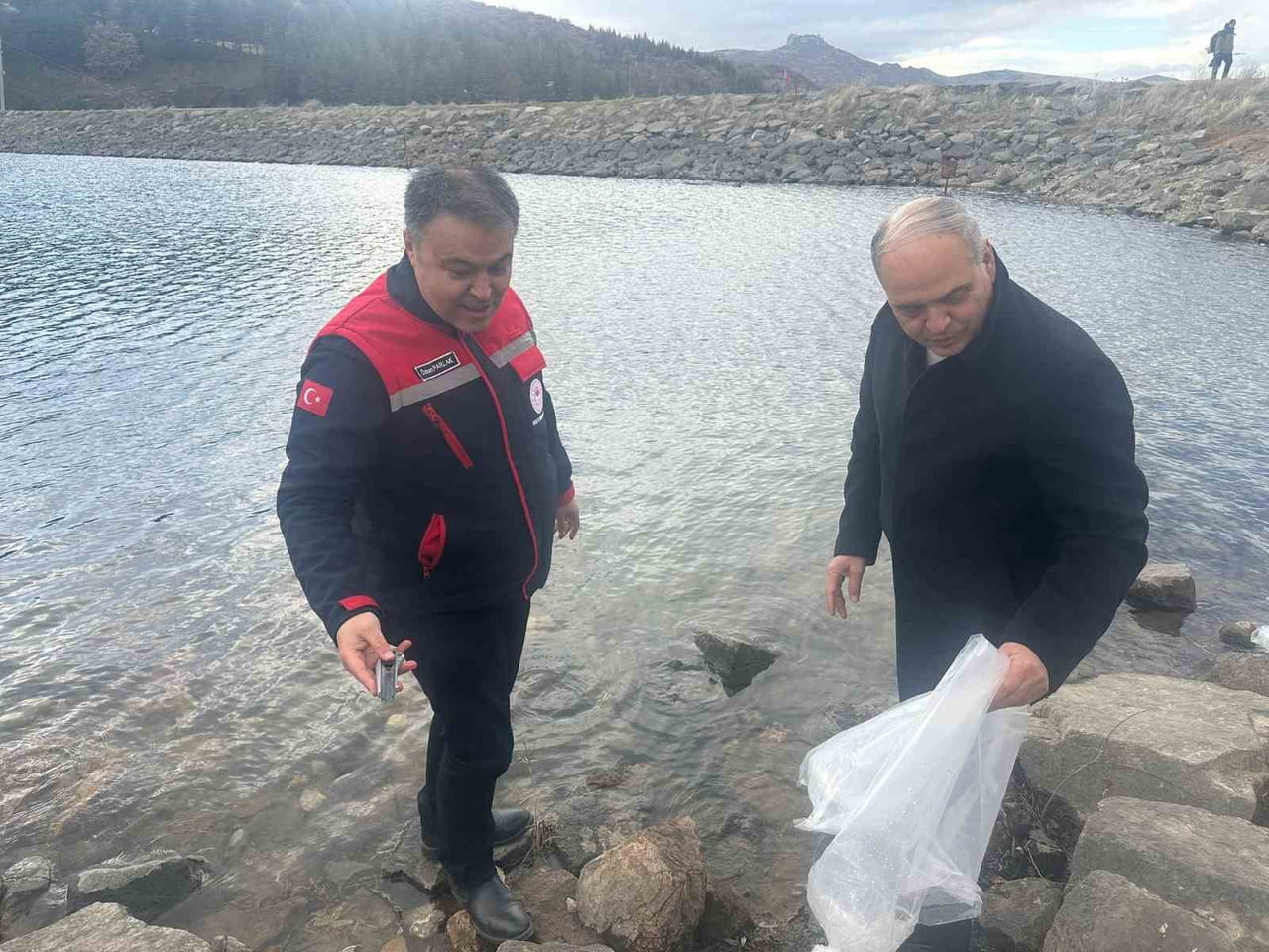 AFYONKARAHİSAR'DA 13 İLÇEDE 39 GÖL VE GÖLETE 798 BİN SAZAN BALIĞI YAVRUSU BIRAKILARAK...