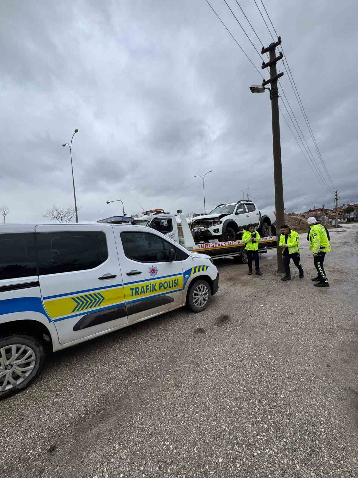 AFYONKARAHİSAR'DA ARAZİNİN ARACININ YAKLAŞIK 5 METRELİK REFÜJDEN AŞAĞI UÇARAK BİR EVİN İSTİNAT...