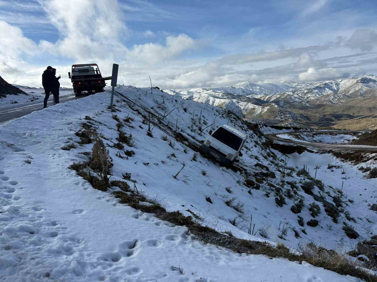 AFYONKARAHİSAR'DA BİR ARAÇ UÇURUMDAN YUVARLANDI VE BİR KAYAYA ÇARPARAK DURABİLDİ