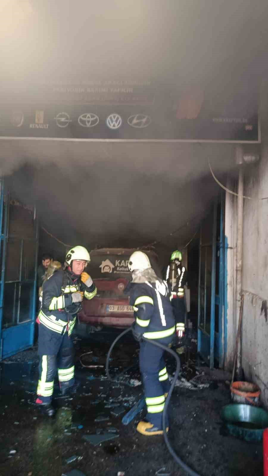 AFYONKARAHİSAR'DA BİR TAMİRHANEDE SOBAYA DÖKÜLEN YANICI MADDENİN PARLAMASI SONUCU ÇIKAN YANGINDA...