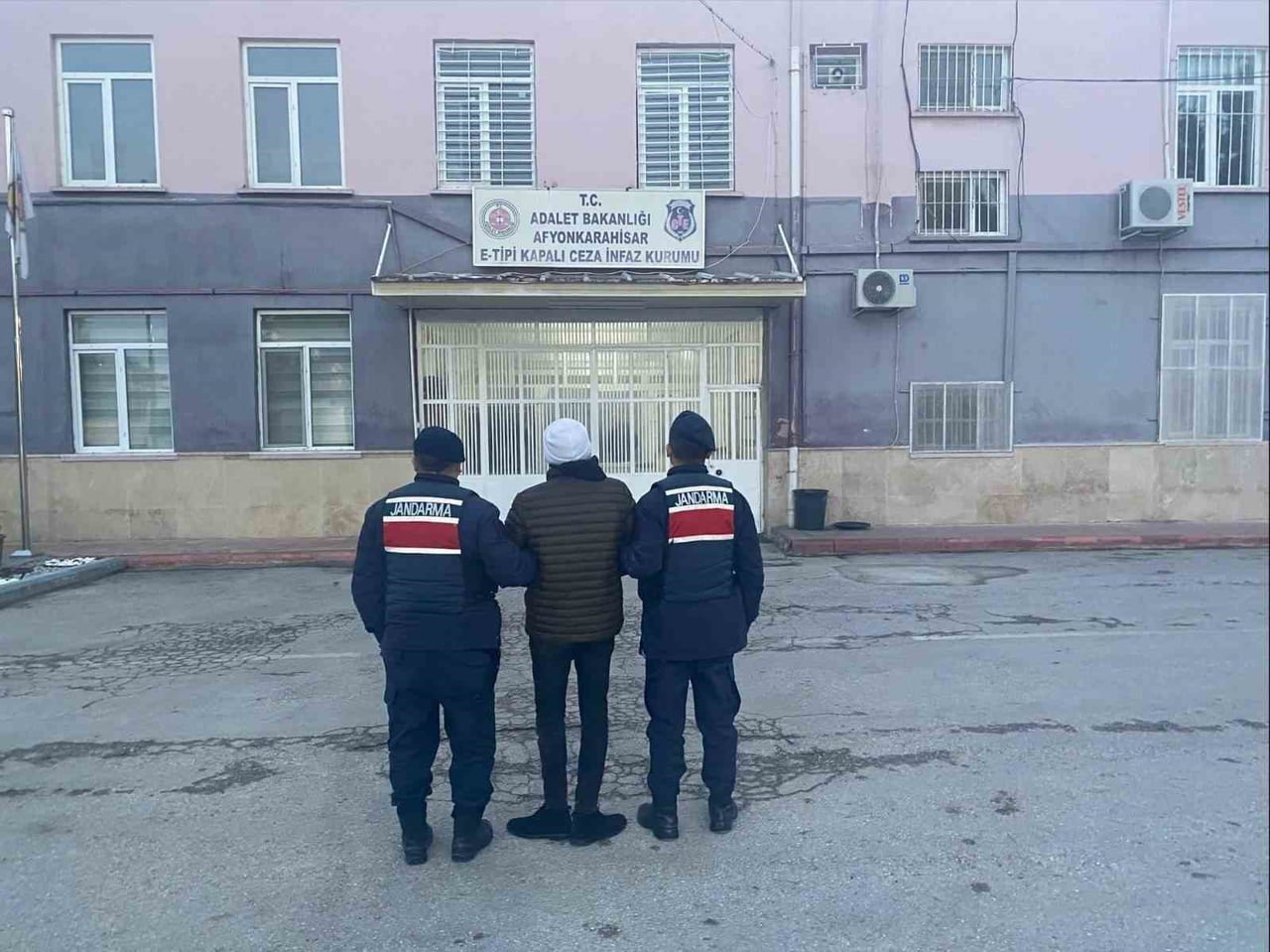 AFYONKARAHİSAR'DA ÇEŞİTLİ SUÇLARDAN ARANAN 51 ŞAHIS JANDARMA TARAFINDAN YAKALANIRKEN, ŞAHISLARDAN...