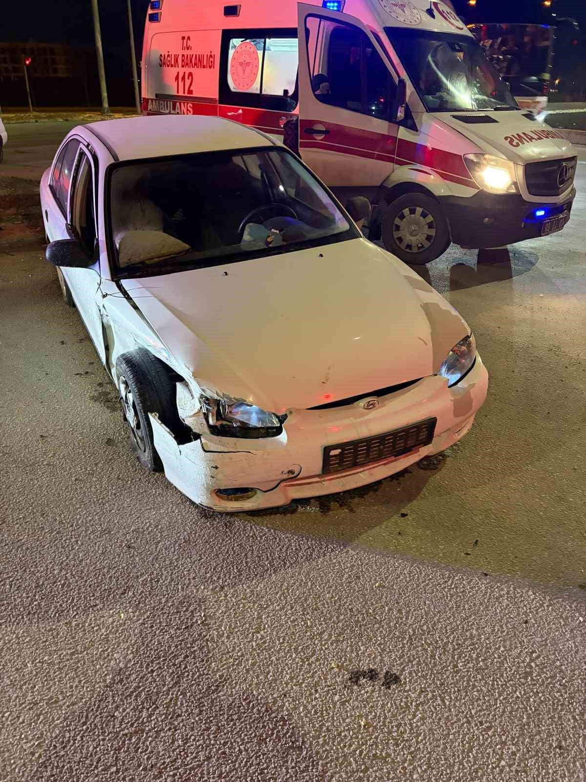 AFYONKARAHİSAR'DA İKİ OTOMOBİLİN ÇARPIŞMASI SONUCU MEYDANA GELEN TRAFİK KAZASINDA 4 KİŞİ...