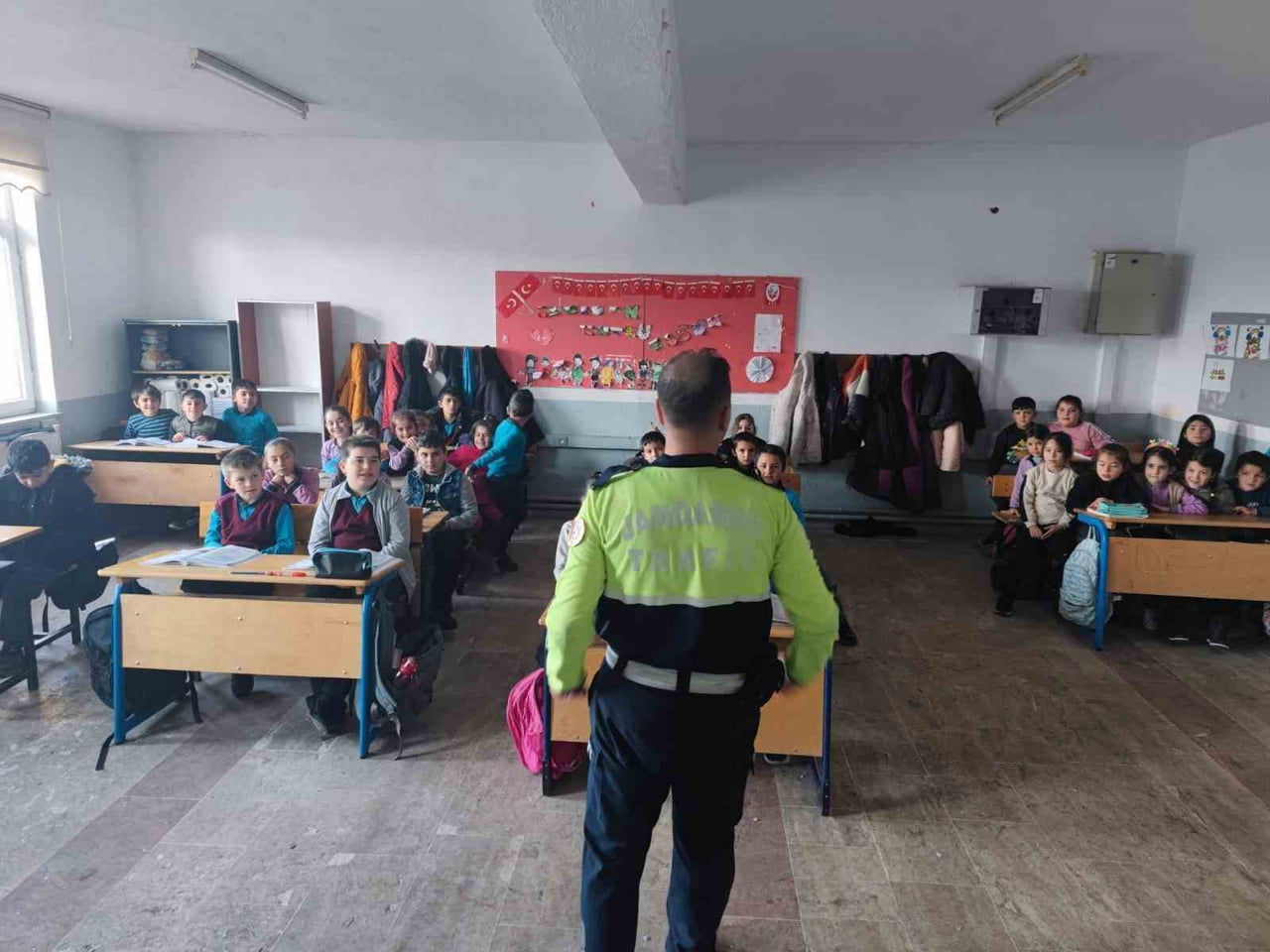 AFYONKARAHİSAR'DA JANDARMA EKİPLERİ TARAFINDAN 45 ÖĞRENCİYE TRAFİK KURALLARI KONUSUNDA EĞİTİM...