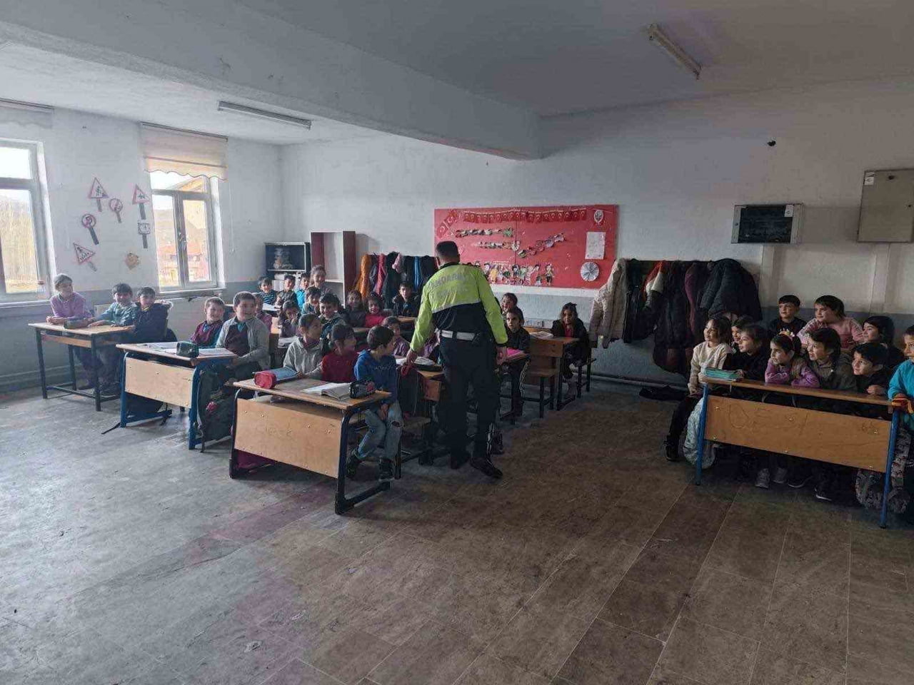 AFYONKARAHİSAR'DA JANDARMA EKİPLERİ TARAFINDAN 45 ÖĞRENCİYE TRAFİK KURALLARI KONUSUNDA EĞİTİM...