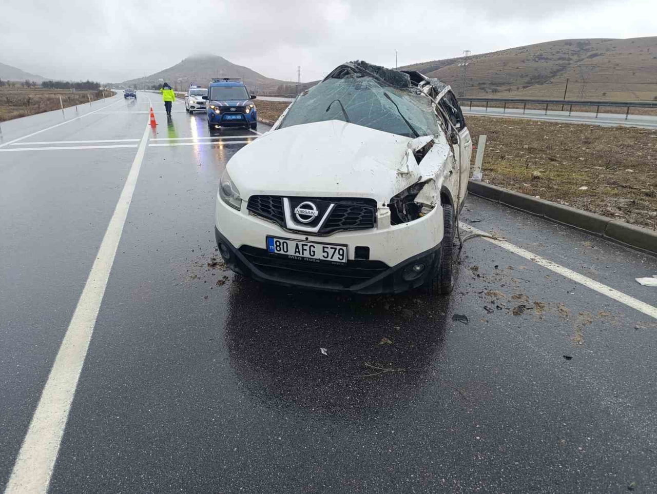 AFYONKARAHİSAR'DA KONTROLDEN ÇIKARAK REFÜJE ÇARPIP ARDINDAN TAKLA ATAN OTOMOBİLDE BİRİ AĞIR 3 KİŞİ...