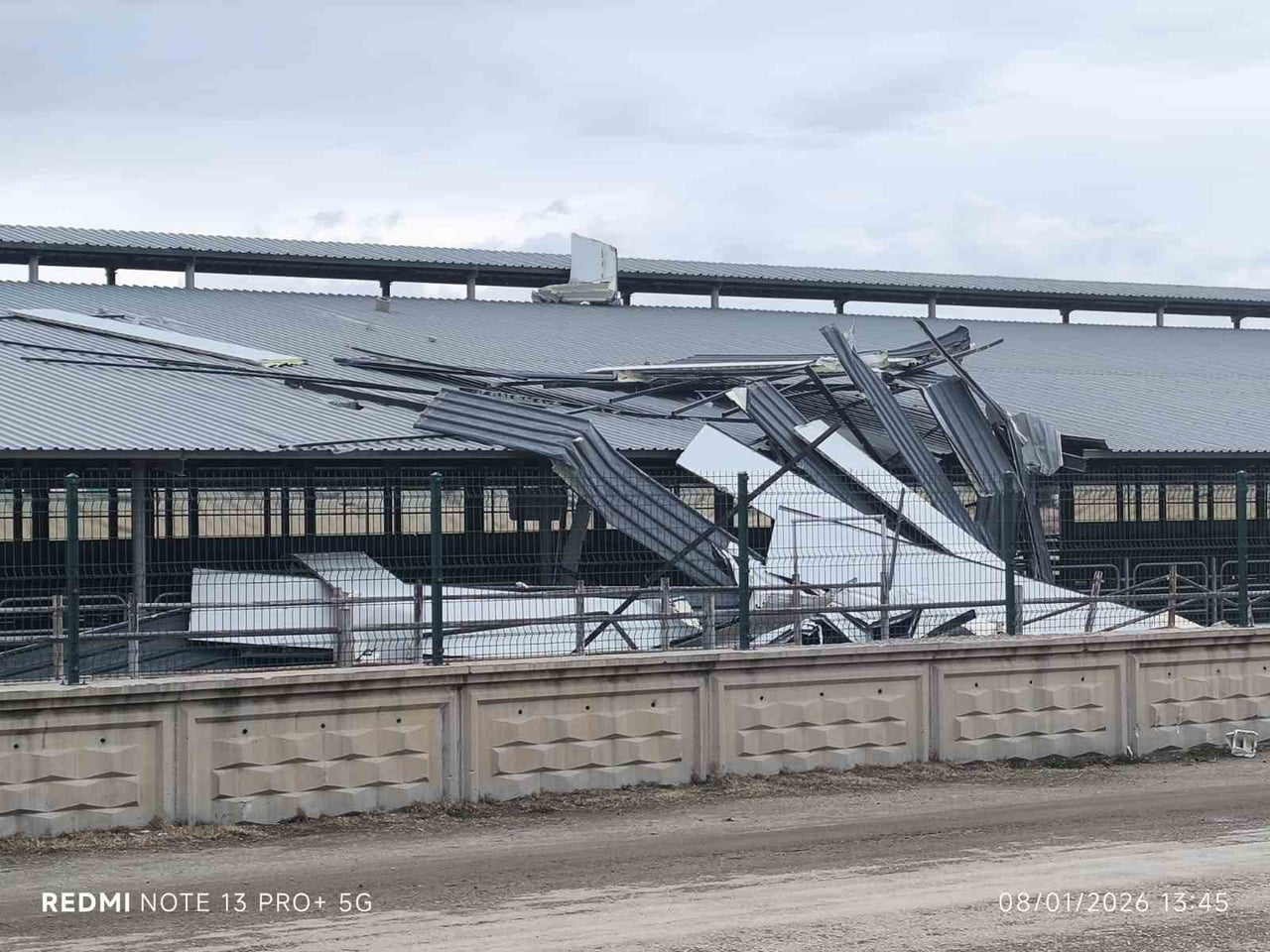 AFYONKARAHİSAR'DA METEOROLOJİNİN YAPTIĞI FIRTINA UYARISININ ARDINDAN ETKİLİ OLAN KUVVETLİ RÜZGÂR...