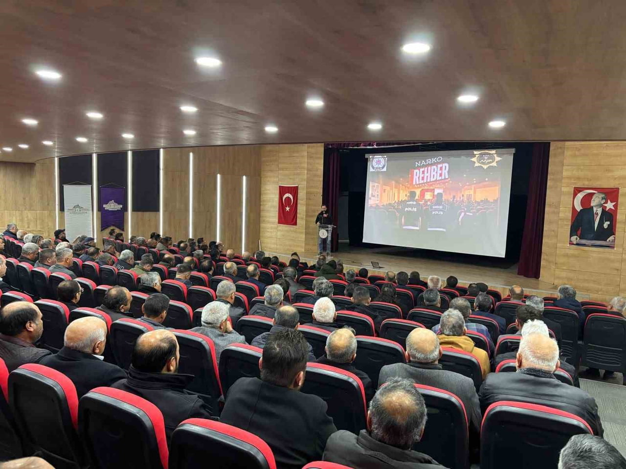 AFYONKARAHİSAR'DA POLİS EKİPLERİ TARAFINDAN MUHTAR VE ANNELERE YÖNELİK UYUŞTURUCU İLE MÜCADELE...