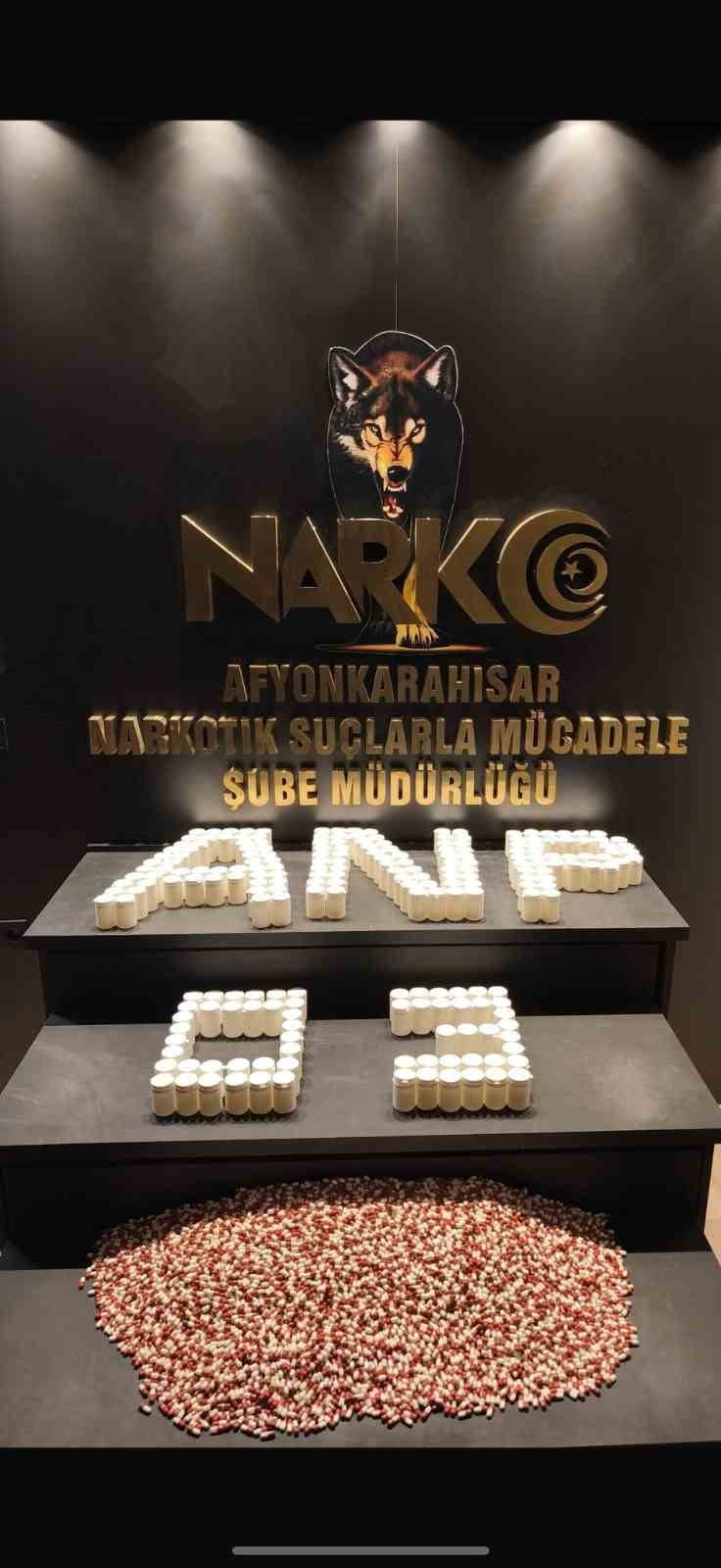 AFYONKARAHİSAR'DA POLİS TARAFINDAN DURDURULAN BİR ARAÇTA YAPILAN ARAMADA 11 BİN 982 ADET...