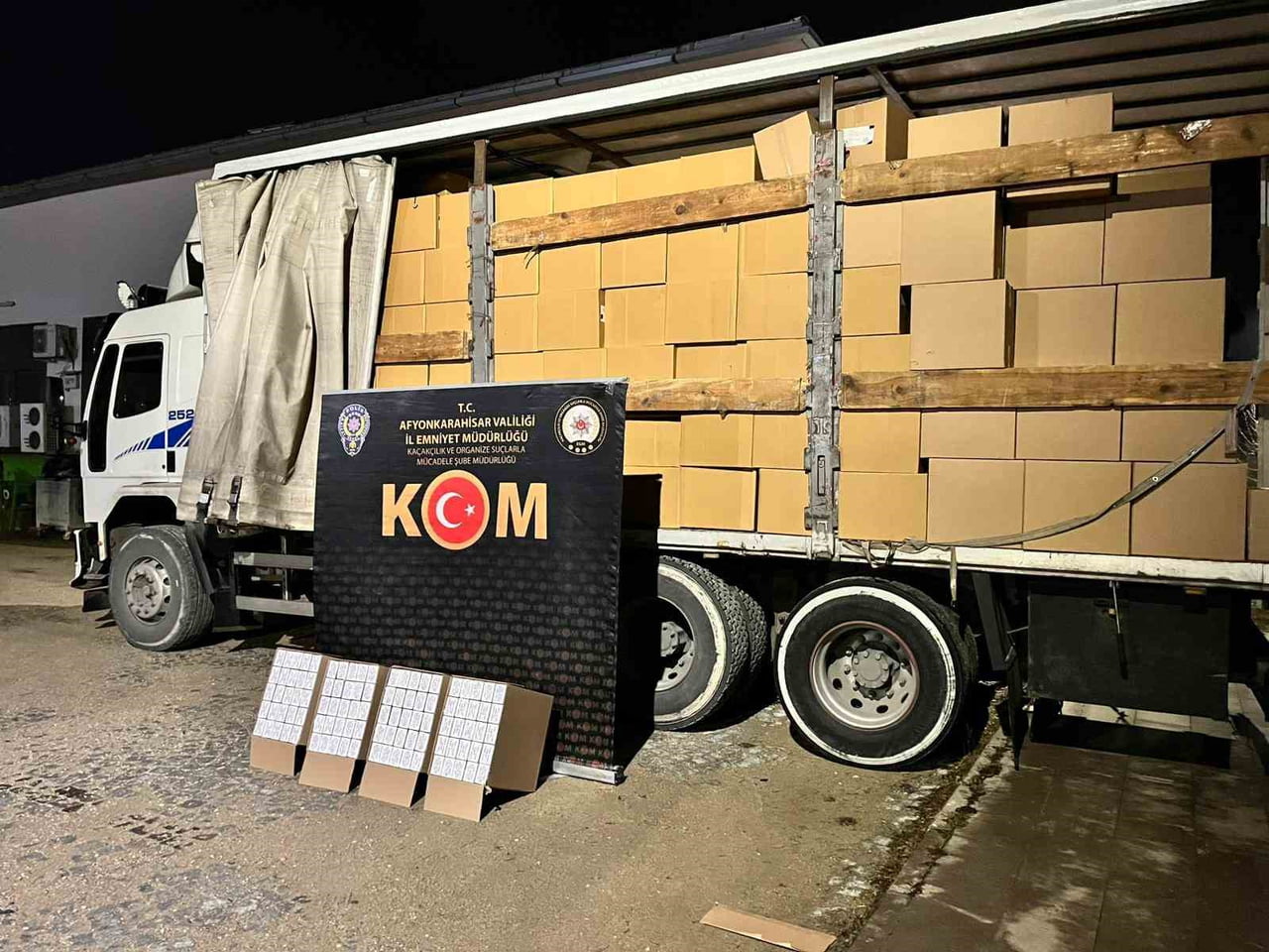 AFYONKARAHİSAR'DA ŞÜPHE ÜZERİNE DURDURULAN BİR KAMYONDA 6 MİLYON 190 BİN ADET SAHTE BANDROLLÜ BOŞ...