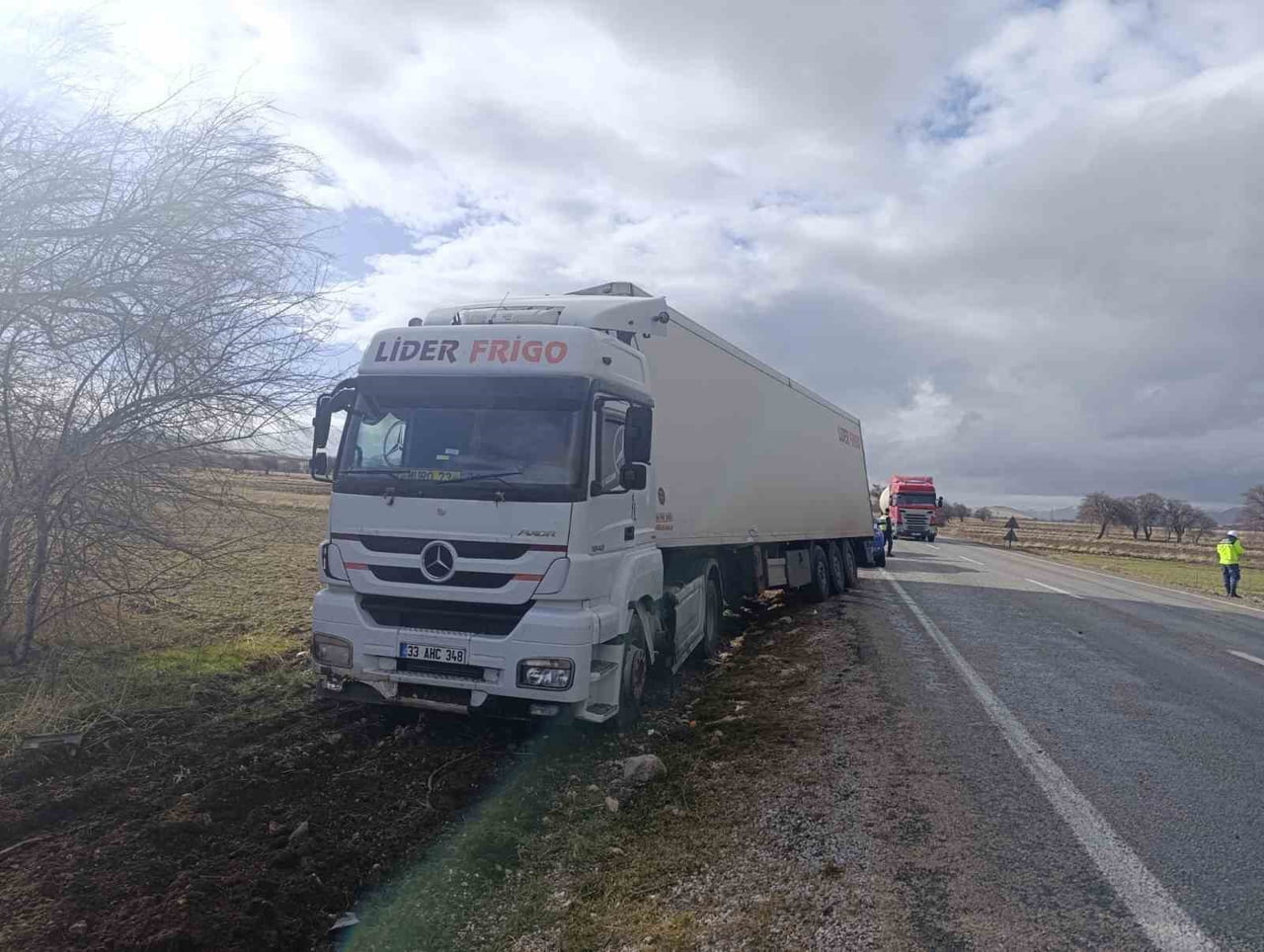 AFYONKARAHİSAR'DA TIRLA ÇARPIŞARAK HURDAYA DÖNEN OTOMOBİLDE 5 KİŞİ YARALANDI.