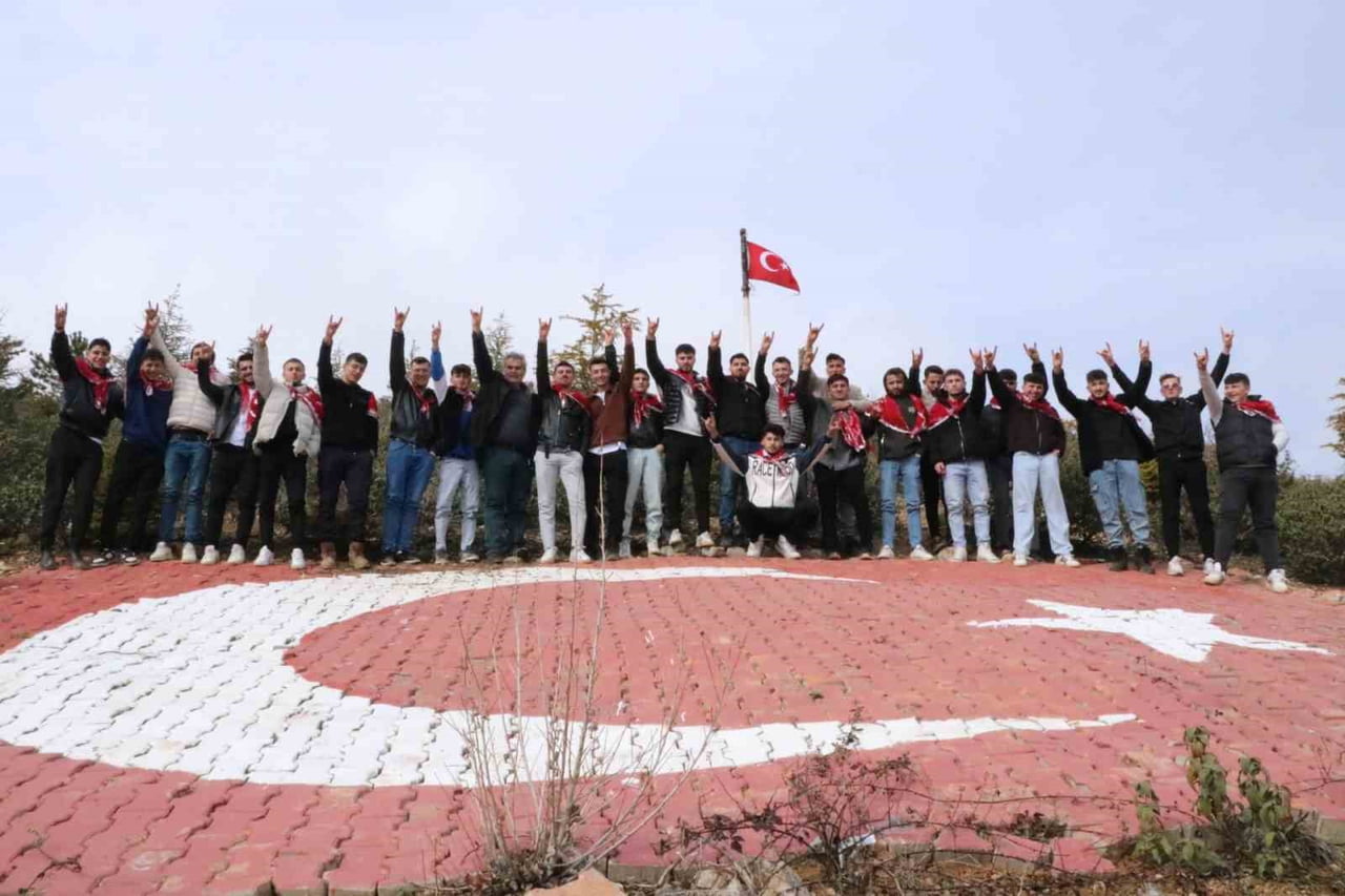 AFYONKARAHİSAR'IN SANDIKLI İLÇESİNE BAĞLI AKHARIM BELDESİNDE ASKER ADAYLARI HER YIL ASKERE...