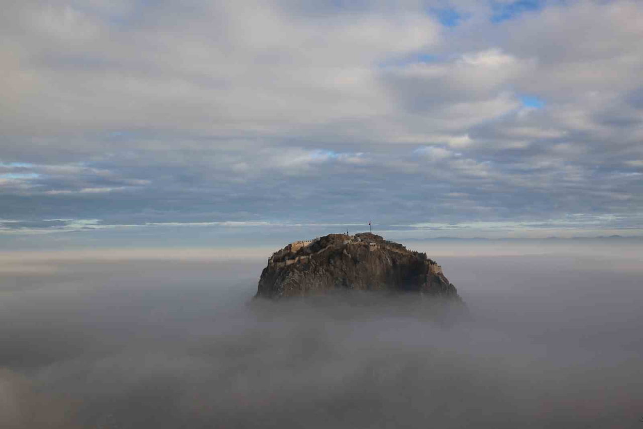 AFYONKARAHİSAR'IN SİMGESİ KARAHİSAR KALESİ İLE BİRLİKTE KENTİN FARKLI NOKTALARINDAN ÇEKİLEN SİS...