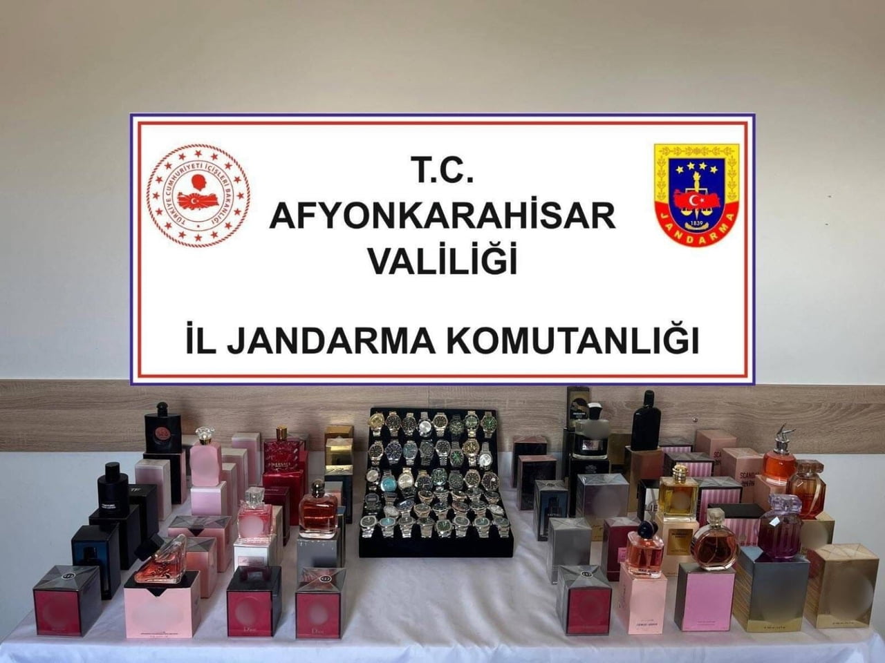 AFYONKARAHİSAR’DA JANDARMA TARAFINDAN GERÇEKLEŞTİRİLEN OPERASYONDA KAÇAK PARFÜM VE KOL SAATİ ELE...