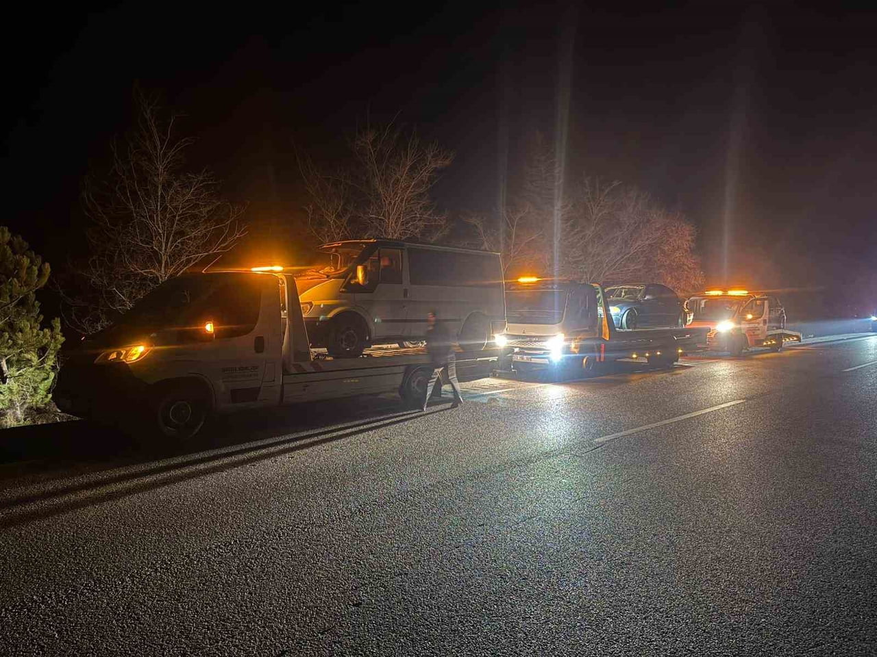 AFYONKARAHİSAR’DA KAZAYA KARIŞAN ARAÇ SÜRÜCÜSÜ ARACINA BAKTIĞI ESNADA ARKADAN GELEN OTOMOBİLİN...
