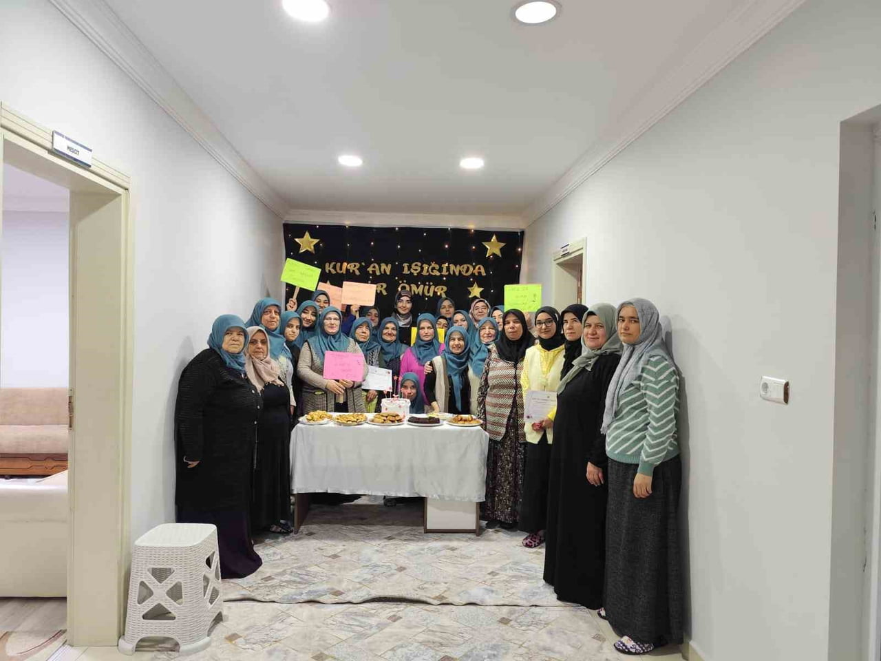 AFYONKARAHİSAR’DA KUR’AN-I KERİM OKUMAYI ÖĞRENEN KADINLAR İÇİN PROGRAM...
