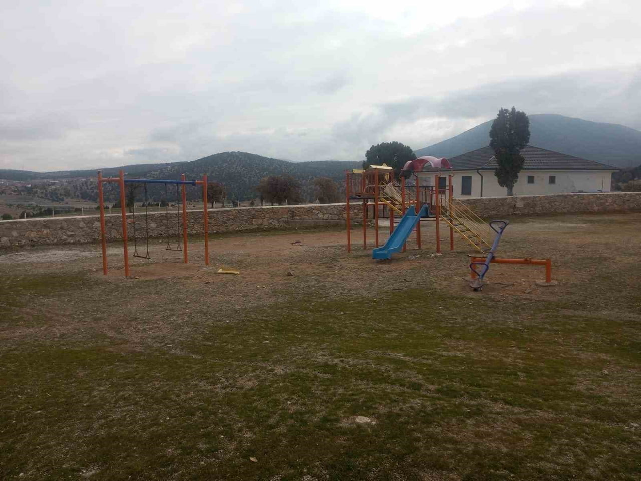 AFYONKARAHİSAR’IN EMİRDAĞ İLÇESİNE BAĞLI YÜREĞİL KÖYÜNDE EĞİTİM GÖREN ÇOCUKLARIN OKULLARINA İL...