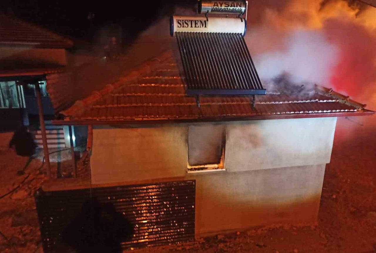 AFYONKARAHİSAR’IN ŞUHUT İLÇESİNE BAĞLI İCİKLİ KÖYÜNDE MEYDANA GELEN EV YANGINI KORKU DOLU ANLARA...